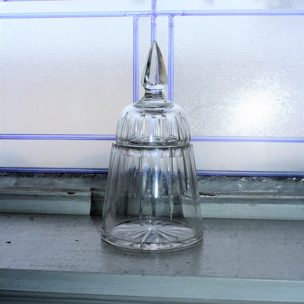 Elegante tarro para dulces de cristal tallado con tapa con remate puntiagudo
