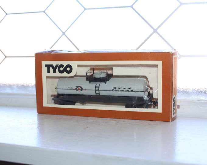 HO TYCO Diamond Chemical Tank Car with Walkway 74425