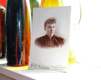 Fotografía antigua de una mujer victoriana, tarjeta de gabinete del siglo XIX