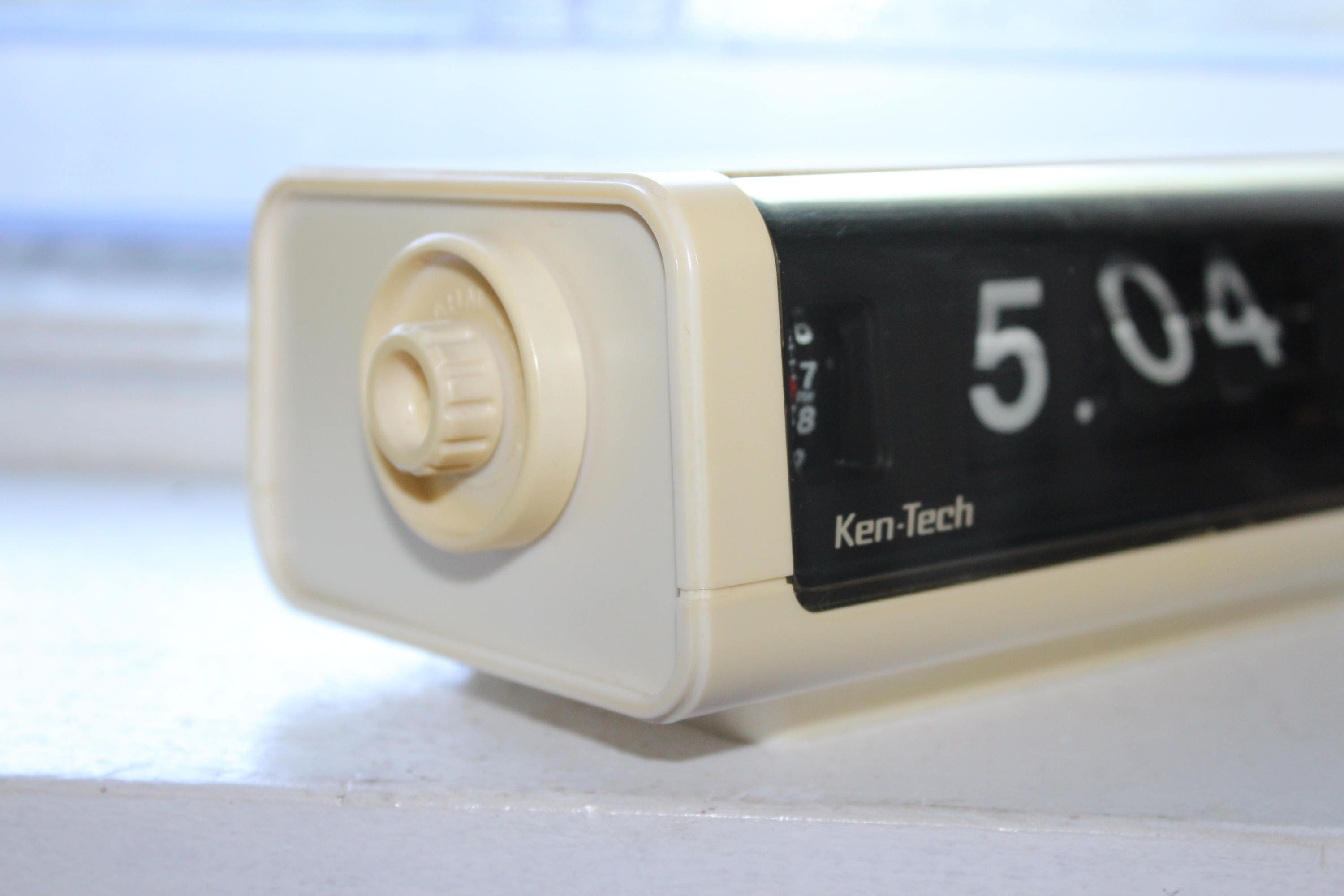 1970s White Ken Tech Flip Clock Vintage Model T420 Mid Mod