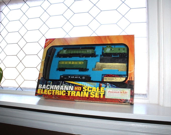 Vintage 1970s Bachmann HO Scale Train Set GP-40 5 Car Burlington Northern