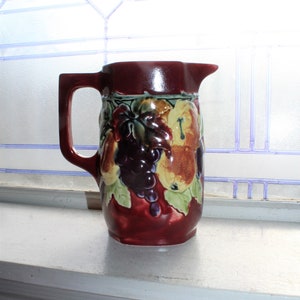 Jarra checa vintage de Berna con decoración de frutas
