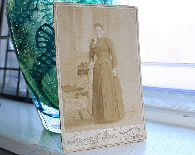 Antique Photograph Victorian Woman Cabinet Card 1800s