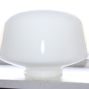 Lámpara de mesa estilo globo de vidrio con leche de mediados de siglo con pantalla de 9"