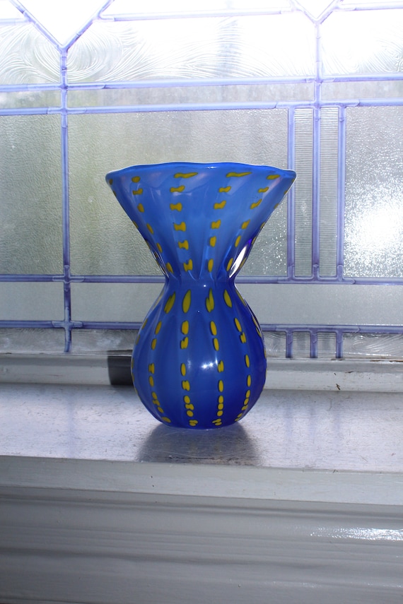 Viz Art Glass Flared Rim Vase Mundgeblasenes Blau mit Gelben Punkten