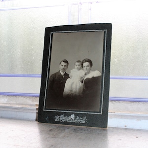 Fotografía antigua de una familia victoriana del siglo XIX en un gabinete