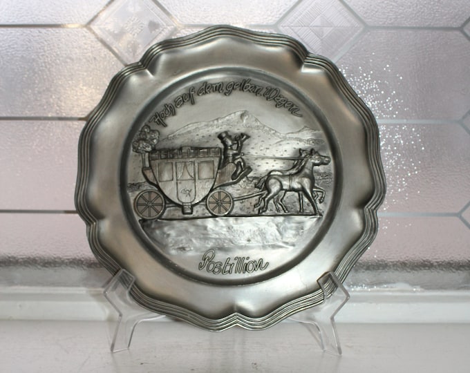 Vintage German Pewter Plate Huttebrauker Hock Auf Dem Gelben Wagen