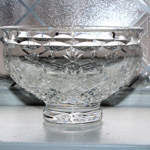 Puede incluir: Un cuenco de cristal tallado transparente, de forma ancha y redondeada, con base de pedestal. El cuenco presenta intrincados dise&ntilde;os de diamantes y estrellas, que reflejan la luz. Ideal para servir o exhibir.