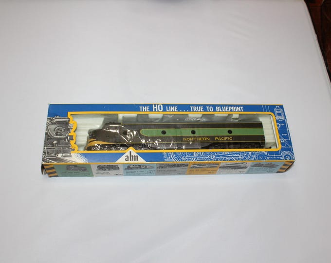 Vintage AHM  HO Scale Rivarossi Northern Pacific E-8 GM Diesel Engine Train 5127