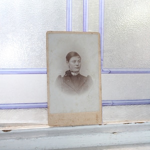 Antique Carte De Visite CDV Photograph Young Victorian Woman 1800s