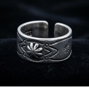 Verstelbare zilveren westernring, geoxideerde boho-bloem statementring, gegraveerde zuidwestelijke unisex sieraden