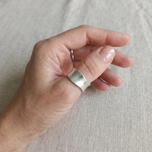 Massiver Silberring mit verstellbarem, breitem Band, minimalistischer Statement-Ring, modernes, ausdrucksstarkes Schmuckgeschenk für Sie