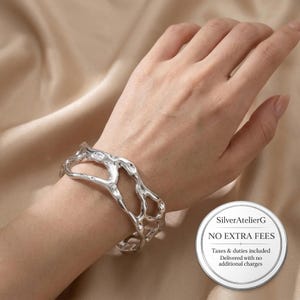 Zilveren manchetarmband, abstract, sculpturaal, onregelmatig, open ontwerp, moderne, opvallende metalen armband voor dames