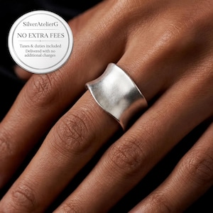 Bague épaisse argentée ajustable, anneau large ouvert, bijou minimaliste et affirmé, style moderne et épuré.