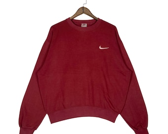 Sudadera vintage de los 90 con cuello redondo y logo Nike en el centro / Jersey bordado en rojo burdeos / Talla grande, corte holgado / Hecho en Vietnam