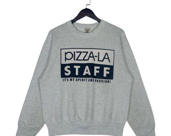 Bluza vintage z lat 90. Pizza-La Staff w kolorze szarym | Wyprodukowano w USA, Fruit of the Loom Heavy | Japońska promocja franczyzy pizzy z okrągłym dekoltem | Rozmiar średni