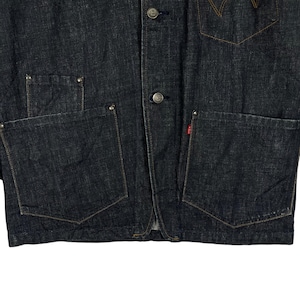 Puede incluir: Chaqueta vaquera azul oscuro con bolsillos delanteros grandes, botones y una etiqueta con el logotipo rojo. La chaqueta tiene un dise&ntilde;o cl&aacute;sico con costuras y detalles de remaches visibles.