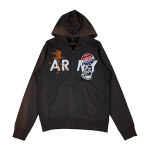 Könnte beinhalten: Ein dunkelbrauner Kapuzenpullover mit Reißverschluss, Kapuze und Vordertaschen. Der Hoodie hat das Wort "ARMY" in weißen Blockbuchstaben, eine Adlergrafik und Aufnäher mit der Aufschrift "US Guaranteed AVIREX Good for Ones."