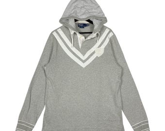 Sudadera con capucha estilo rugby vintage Polo Ralph Lauren, gris y blanca, estilo universitario con estampado de chevrón, talla grande, estilo streetwear de los 90, estética deportiva.