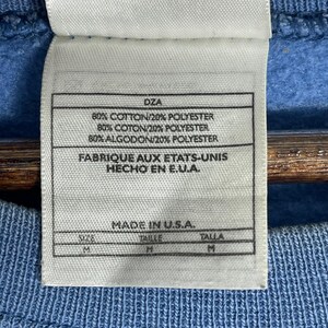 以下が含まれることがあります： 斑点のあるマット仕上げのセラミックマグカップ3個セット。マグカップはグレー、白、黒の色合いです。各マグカップはシンプルでミニマリストなデザインで、コーヒーや紅茶に最適です。マグカップは積み重ねられています。