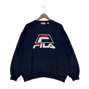 Puede incluir: Sudadera azul marino con el logotipo de FILA en blanco, rojo y negro. El logotipo est&aacute; centrado en el pecho y presenta el nombre de la marca en una fuente estilizada. La sudadera tiene cuello redondo y mangas largas.