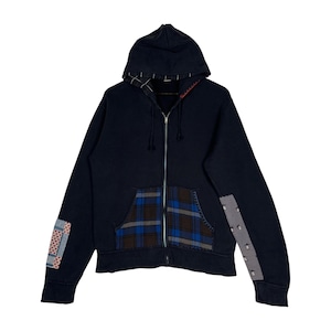 Può includere: Felpa con cappuccio blu navy con zip e tasca a quadri. Le maniche hanno toppe con disegni a fantasia. La felpa ha una cerniera completa e un cordino sul cappuccio. L'interno del cappuccio ha un motivo a contrasto.