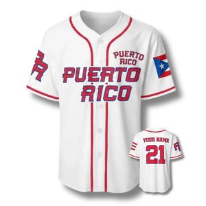 Könnte beinhalten: Weißes Baseball-Trikot mit roten und blauen Akzenten. Auf der Vorderseite steht "PUERTO RICO" in fetten Buchstaben, mit der puerto-ricanischen Flagge auf dem Ärmel. Das Trikot hat eine Knopfleiste und ein passendes Trikot mit "YOUR NAME" und der Nummer "21" auf dem Rücken.
