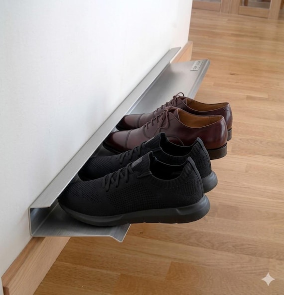 An der Wand befestigtes Schuhregal