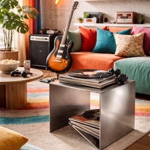 Pode incluir: Uma cena de sala de estar com uma vibe retrô. Uma mesa lateral de metal com discos de vinil e fones de ouvido. Uma guitarra encostada em uma parede de tijolos, e uma placa de néon de raio pendurada acima. Um tapete colorido e um sofá com almofadas completam a cena.