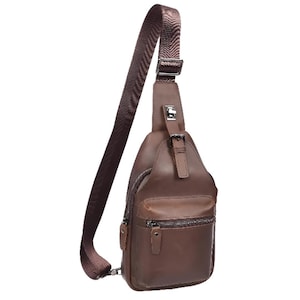 Op de afbeelding: Bruine leren sling bag met een voorvak met ritssluiting en een verstelbare riem. De tas heeft metalen gespen en ritssluitingen. De riem is een bruin en beige stof met een patroon.