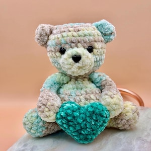 Oso de peluche tejido a crochet / Oso de peluche con forma de corazón / Oso de peluche amigurumi / Animal de peluche / HECHO A PEDIDO