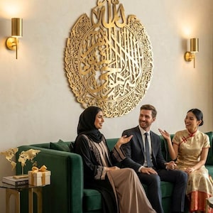 Könnte beinhalten: Ein großes, kreisförmiges Wandkunstobjekt aus goldfarbenem Metall mit komplexer arabischer Kalligrafie. Der Text "GLOBAL LUXURY. DELIVERED WORLDWIDE." steht oben und "WORLD CUSTOMER" befindet sich am unteren Bildrand.