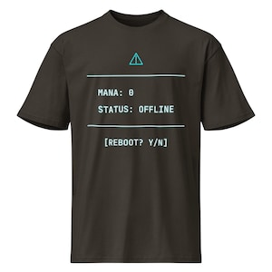Puede incluir: Camiseta marrón oscuro con un gráfico turquesa. El gráfico incluye un triángulo, líneas y el texto "Mana: 0", "Status: Offline" y "[Reboot? Y/N] ". La camiseta tiene mangas cortas y cuello redondo.