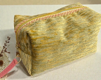 Bolsa de veludo verde-oliva e dourado – interior branco – 22x12x12 cm