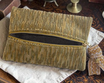 Bolsita pequeña de terciopelo con broche de oliva dorado y borla - 19x12x2 cm