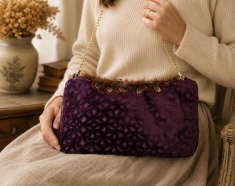 Bolsa de mão em veludo jacquard cor ameixa – corrente dourada – 27x15 cm