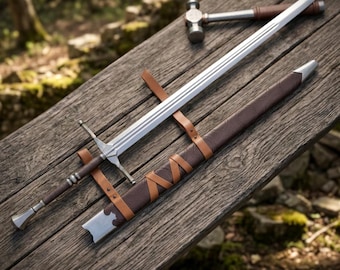 Replica artigianale di una spada lunga da cavaliere medievale, con fodero in cuoio goffrato.