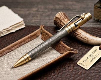 Penna a stantuffo in acciaio di Damasco forgiata a mano – Strumento di scrittura esecutivo personalizzato (scatola di presentazione)
