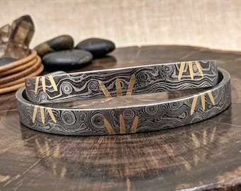 Bracciale in acciaio di Damasco, gioiello in metallo lavorato a mano con motivi decorativi, bracciale minimalista per uomo o donna.