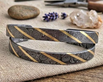 Bracciale in acciaio di Damasco realizzato a mano – Bracciale rigido in metallo con motivo unico, gioiello artigianale ideale come regalo per uomo e donna.