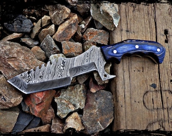 Coltello da esterno fatto a mano in acciaio di Damasco con manico in legno: strumento utile e regalo per collezionisti