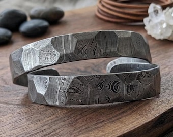 Bracciale interamente in acciaio di Damasco – Bracciale rigido in metallo lavorato a mano con motivo decorativo / Gioiello artigianale unico, regalo perfetto