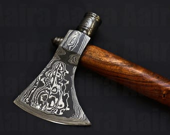 Opera d'arte decorativa ispirata al Tomahawk in acciaio di Damasco - Oggetto da collezione in esposizione in acciaio forgiato a mano