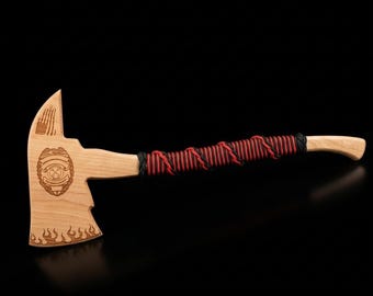 Targa commemorativa in legno per il pensionamento dei vigili del fuoco, a forma di ascia, con incisione personalizzata.