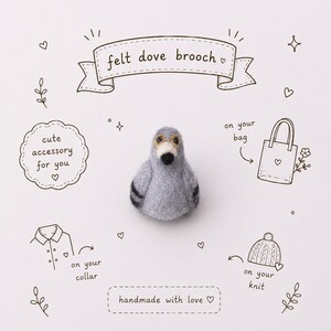 Puede incluir: Broche de fieltro hecho a mano con forma de paloma, en tonos grises, negros y beige. El broche está etiquetado como "felt dove brooch". También se incluye el texto "cute accessory for you" y "handmade with love".