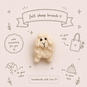 Puede incluir: Un broche de fieltro en forma de oveja de color crema, con ojos negros y una nariz en forma de Y. El texto "felt sheep brooch" está encima de la oveja. Textos adicionales: "cute accessory for you", "on your bag", "on your collar", "handmade with love" y "on your knit".