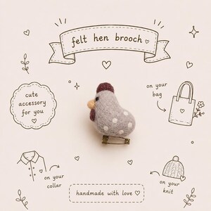 Puede incluir: Broche de fieltro de gallina gris con lunares blancos, cresta burdeos y pico amarillo. El broche tiene un cierre de imperdible. El texto de la imagen dice "felt hen brooch", "cute accessory for you" y "handmade with love".
