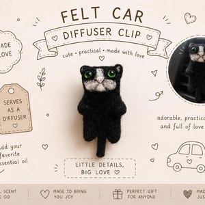 Op de afbeelding: Een zwart-witte vilten katten-autodiffuserclip. De handgemaakte kat heeft groene ogen en dient als diffuser voor etherische oliën. De tekst "FELT CAR DIFFUSER CLIP" en "LITTLE DETAILS, BIG LOVE" is inbegrepen.