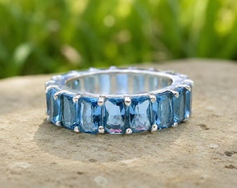 Bague éternité luxueuse anniversaire avec topazes naturelles 6,00 carats or blanc 18 carats