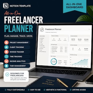 Pode incluir: Um modelo digital Notion para um planejador de freelancer exibido na tela de um laptop. A interface inclui seções para gerenciamento de projetos, rastreamento de clientes, faturas, tempo, análise de renda e tarefas. Um caderno azul escuro com o texto FOCUS PLAN SUCCEED e uma caneta dourada estão colocados na frente do laptop.